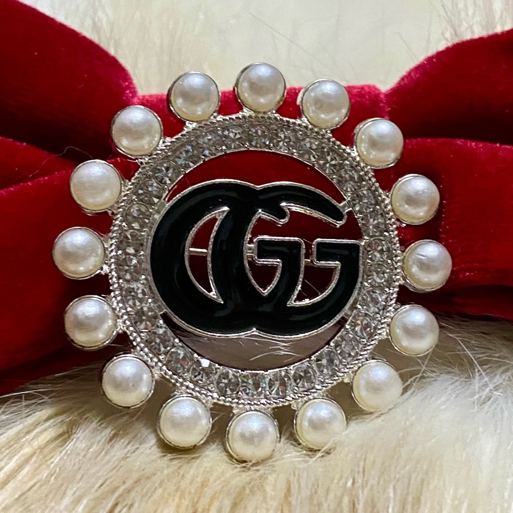 ✨FANTASY BROOCH, PEARLS, AND SYNTHETIC DIAMONDS, BLACK AND SILVER LETTERS, NEW✨
